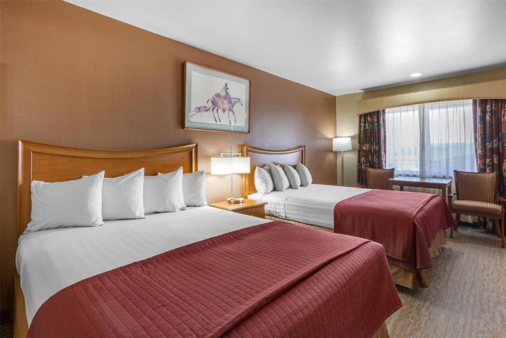 Queen Room with Two Queen Beds and Mobility Accessible Tub - Non-Smoking interior